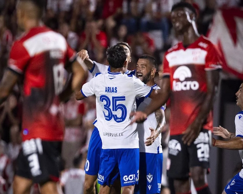 Jugadores de Vélez celebran abrazados el gol agónico que le dio la victoria ante Instituto en Córdoba
