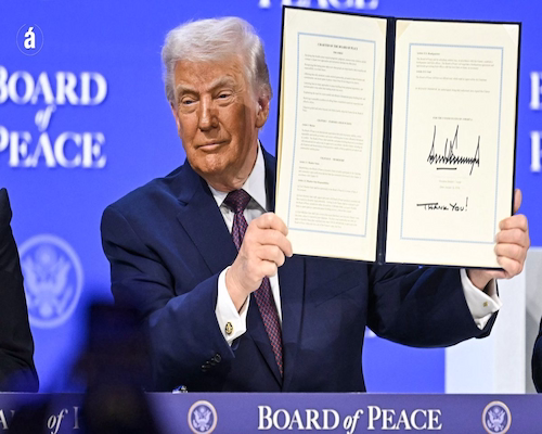 Donald Trump muestra un documento firmado de la denominada “Junta de Paz” durante una presentación pública.