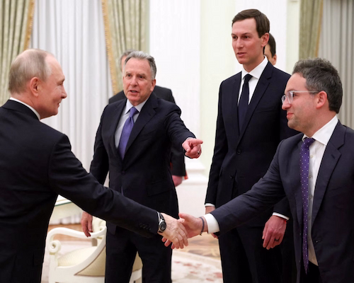 Representantes de Rusia y Estados Unidos se saludan durante un encuentro diplomático en el marco de las negociaciones sobre la guerra en Ucrania.