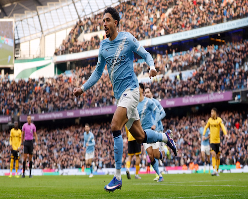 Omar Marmoush corre hacia sus compañeros para festejar el gol convertido con Manchester City ante Wolverhampton.