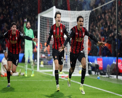 Amine Adli grita su gol junto a sus compañeros de Bournemouth tras marcar el 3-2 ante Liverpool