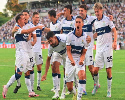Jugadores de Gimnasia celebran un gol durante el partido ante Racing por el Torneo Apertura.