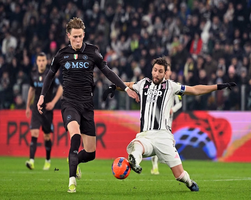 Jugador del Napoli y futbolista de la Juventus disputan el balón durante el partido por la Serie A