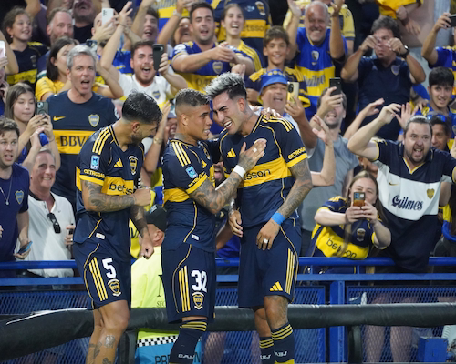 Lautaro Di Lollo festeja su gol con sus compañeros de Boca Juniors durante el partido ante Deportivo Riestra.