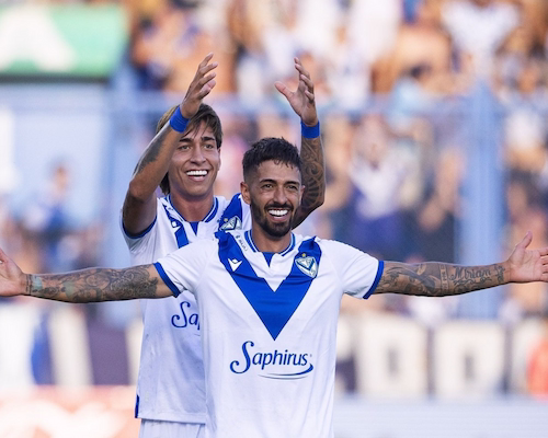 Manuel Lanzini y Maher Carrizo celebran el gol del empate de Vélez ante Talleres en el estadio José Amalfitani.