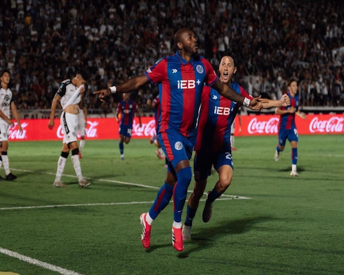 Diego Herazo celebra su gol con los brazos abiertos durante el partido entre Gimnasia de Mendoza y San Lorenzo.