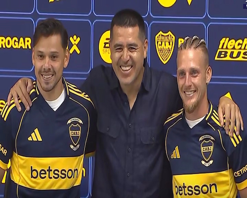 Juan Román Riquelme posa junto a Ángel Romero y Santiago Ascacibar durante la presentación como refuerzos de Boca.
