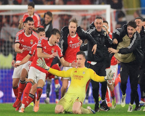 Jugadores del Benfica celebran un gol agónico ante el Real Madrid durante un partido de la Champions League.