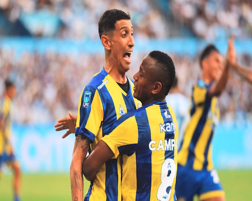 Jaminton Campaz abraza a Ángel Di María, autor del primer gol del Canalla.