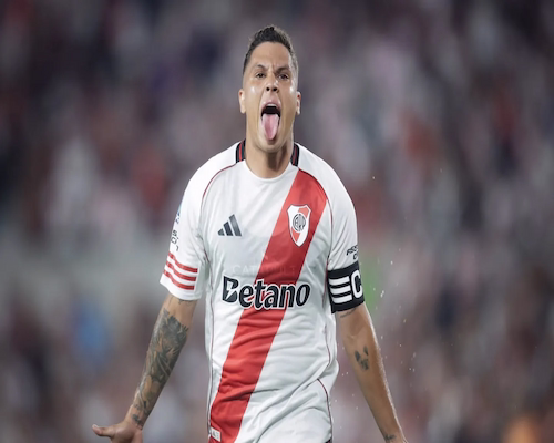 Juan Fernando Quintero festeja su gol sacando la lengua durante el partido entre River Plate y Gimnasia.