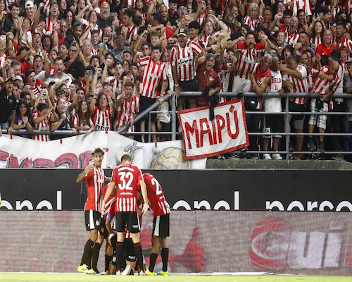 Jugadores de Estudiantes celebran un gol durante el triunfo ante Boca en La Plata.