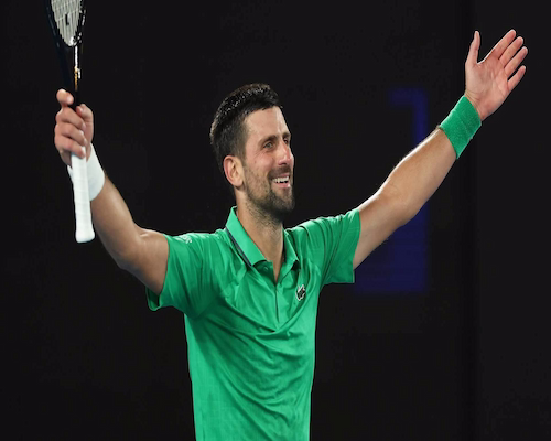Novak Djokovic celebra su victoria ante Jannik Sinner con los brazos levantados en la semifinal del Australian Open 2026.