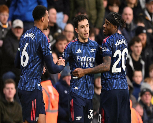 Martín Zubimendi celebra su gol junto a sus compañeros de Arsenal durante el partido ante Leeds United.