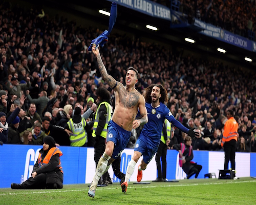 Enzo Fernández festeja un gol agónico revoleando su camiseta ante el público en Stamford Bridge.