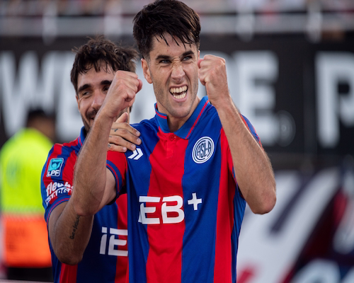Gregorio Rodríguez festeja su gol para San Lorenzo con los puños apretados en el Nuevo Gasómetro.
