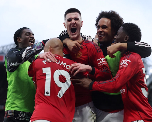 Benjamin Šeško celebra su gol decisivo junto a sus compañeros del Manchester United en Old Trafford.
