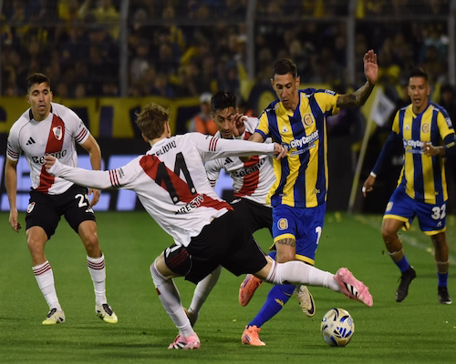 Ángel Di María intenta gambetear a un defensor de River Plate durante el partido ante Rosario Central.