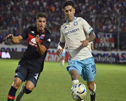 Jugadores de Tigre y Racing se disputan la pelota