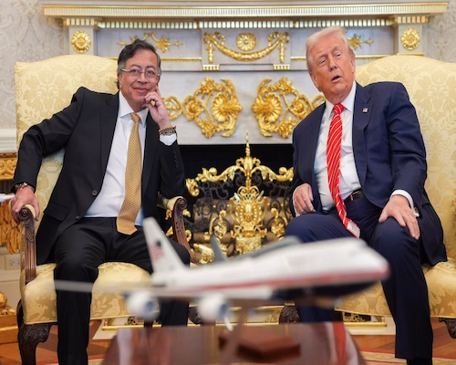 Gustavo petro y Donald trump sentados en sillones del salón Oval de la Casa Blanca durante la reunión
