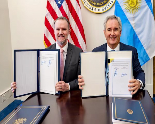 El embajador Jamieson Greer y el canciller Pablo Quirno exhiben el acuerdo comercial firmado entre Argentina y Estados Unidos.