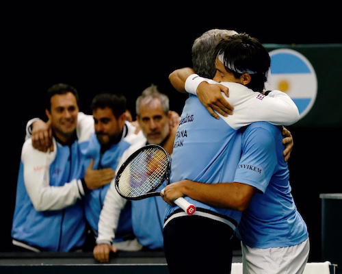 Thiago Tirante abraza al capitán del equipo tras un partido de la Copa Davis.