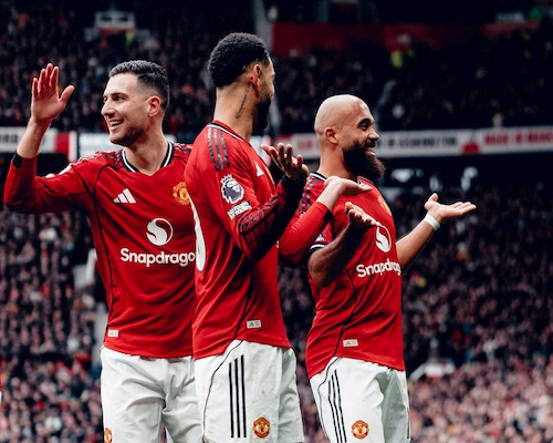 Bryan Mbeumo celebra su gol junto a sus compañeros de Manchester United durante el partido ante Tottenham por la Premier League