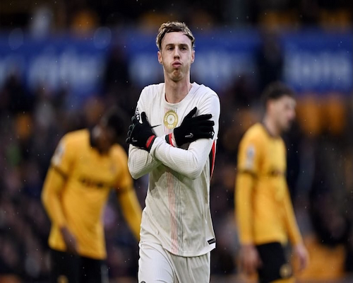Cole Palmer festeja su gol con Chelsea frotándose los brazos en el Molineux Stadium durante el partido ante Wolverhampton por la Premier League