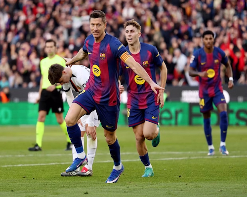 Robert Lewandowski festeja su gol con los brazos abiertos durante el partido entre Barcelona y Mallorca por LaLiga