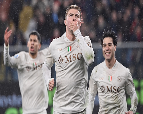 Rasmus Højlund celebra su gol para Napoli cubriéndose la boca durante el partido ante Genoa