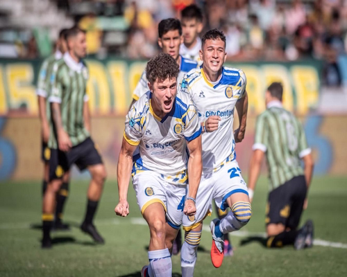 Ignacio Ovando celebra su gol para Rosario Central ante Aldosivi en el estadio José María Minella.