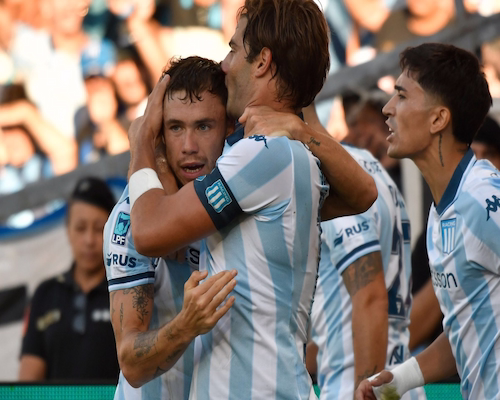 Tomás Conechny celebra su gol para Racing Club abrazado a un compañero en el partido ante Argentinos Juniors