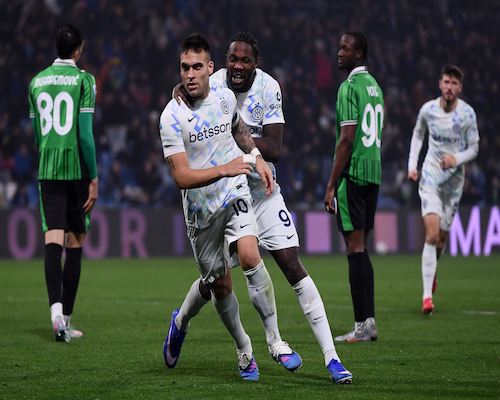 Lautaro Martínez celebra un gol con Marcus Thuram durante el partido entre Sassuolo e Inter por la Serie A.