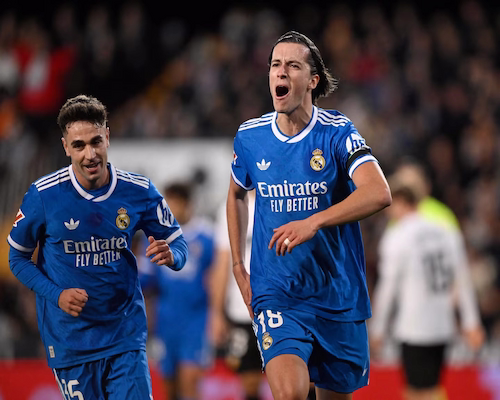 Álvaro Carreras celebra su gol para Real Madrid ante Valencia en Mestalla