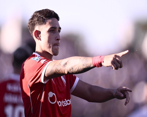 Santiago Montiel celebra su gol para Independiente señalando con el dedo durante el partido ante Platense.