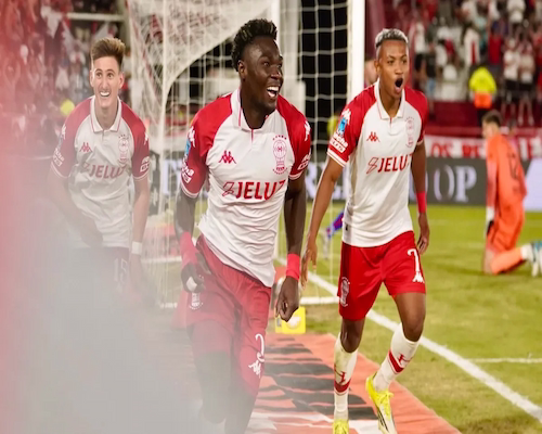 Jordy Caicedo celebra su gol para Huracán en el clásico frente a San Lorenzo en el estadio Tomás Adolfo Ducó.