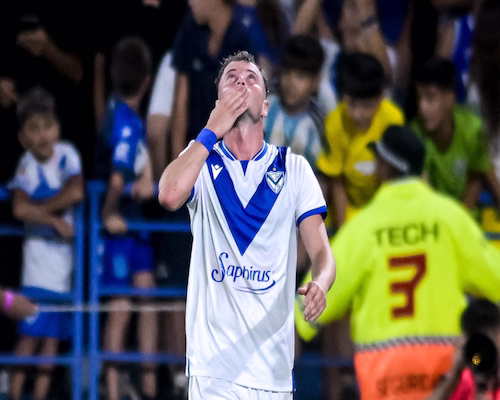 Matías Pellegrini celebra su gol para Vélez Sarsfield lanzando un beso al cielo en el estadio José Amalfitani.