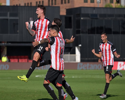 Kevin Jappert celebra su gol para Barracas Central en el partido ante Gimnasia La Plata por la Liga Profesional