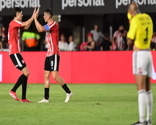 Guido Carrillo celebra su gol con un compañero durante el partido entre Estudiantes y Deportivo Riestra