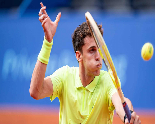 Juan Manuel Cerúndolo ejecuta un golpe de derecha durante su partido ante Daniel Altmaier en el ATP 250 de Buenos Aires
