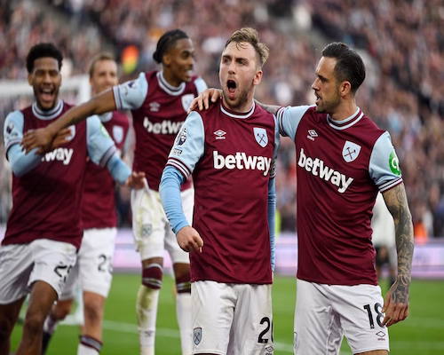 Tomáš Souček celebra su gol junto a sus compañeros de West Ham United ante Manchester United