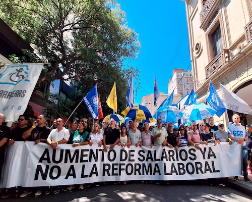 Trabajadores y gremios protestan frente al Congreso contra la reforma laboral