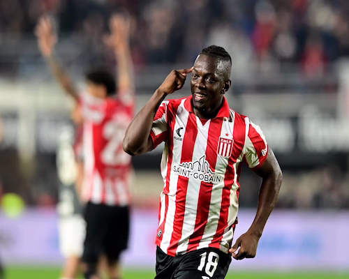 Edwin Cetré celebra un gol con la camiseta de Estudiantes señalándose la cabeza