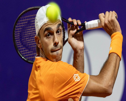 Francisco Cerúndolo ejecuta un revés a dos manos durante un partido del Argentina Open en el Buenos Aires Lawn Tennis Club.