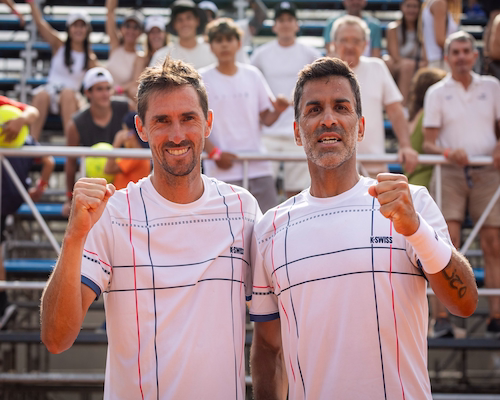 Máximo González y Andrés Molteni celebran con el puño en alto tras su triunfo en el Argentina Open.