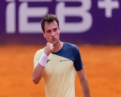 Pedro Martínez celebra un punto con el puño cerrado durante su partido ante Juan Manuel Cerúndolo en el Argentina Open.