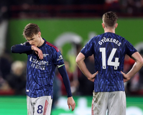 Martin Ødegaard y Viktor Gyökeres durante el partido entre Brentford y Arsenal por la Premier League.