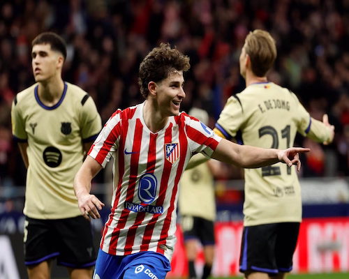 Julián Álvarez celebra un gol con Atlético de Madrid ante Barcelona por la Copa del Rey