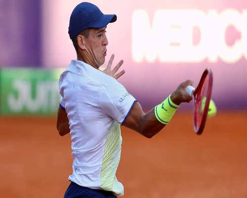Sebastián Báez ejecuta un revés durante su partido en el Argentina Open sobre polvo de ladrillo