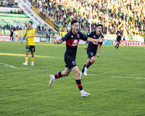 José David Romero celebra el gol de Tigre ante Aldosivi con los brazos abiertos en Victoria