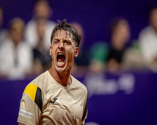 Camilo Ugo Carabelli grita y celebra un punto durante su partido en el Argentina Open